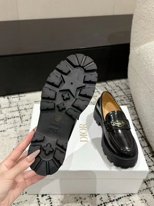 👟👟Ex-factory price 680👟👟 Dior 25/spring and summer new ultra-light loafers, new large soles and thick soles, the layout strives to create fashionable classic items, new products created at the first major show of Paris Fashion Week, the inspiration is cleverly combined with the perfect shoe shape by the D chief designer. Matched with brand buckles, it is more fashionable! Original version, perfect and exquisite workmanship!  ✔️Upper: imported open-edge beaded cowhide ✔️Inner lining: water-dyed cowhide ✔️Sole: IP foam outsole ✔️Size: #35-41 (40 41 customized items are not returnable)